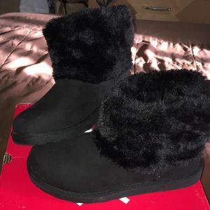 Arizona NEW Black Lace up sueded Boot 6 Fur Trim